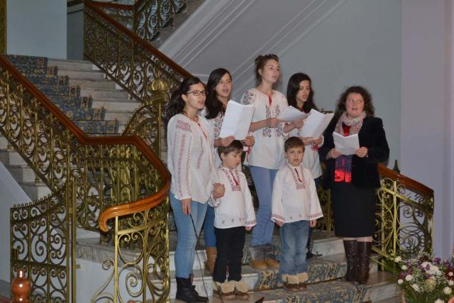Colindători la Reşedinţa Mitropolitană - Grup de elevi de la Liceul Economic din Iaşi