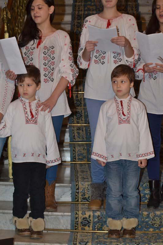 Colindători la Reşedinţa Mitropolitană - Grup de elevi de la Liceul Economic din Iaşi