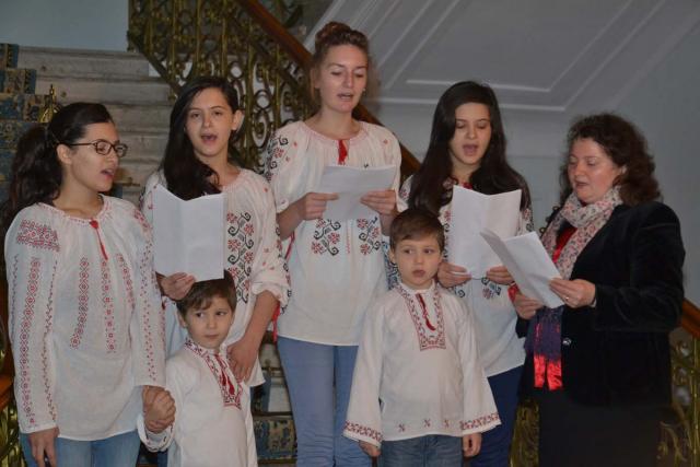Colindători la Reşedinţa Mitropolitană - Grup de elevi de la Liceul Economic din Iaşi