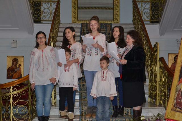 Colindători la Reşedinţa Mitropolitană - Grup de elevi de la Liceul Economic din Iaşi