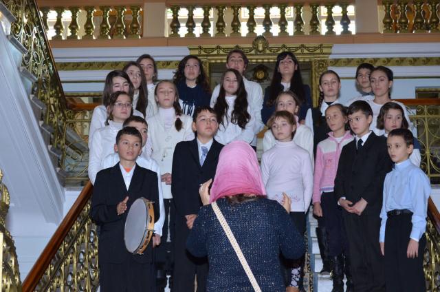 Colindători la Reşedinţa Mitropolitană - Școala Dochia, Județul Neamț