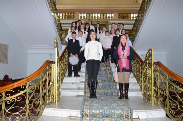 Colindători la Reşedinţa Mitropolitană - Școala Dochia, Județul Neamț