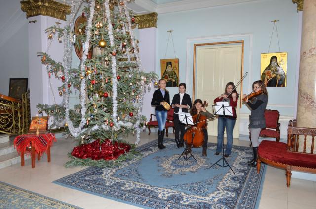 Colindători la Reşedinţa Mitropolitană - Cvintet Vocal Instrumental, Liceul Octav Bancila din Iasi