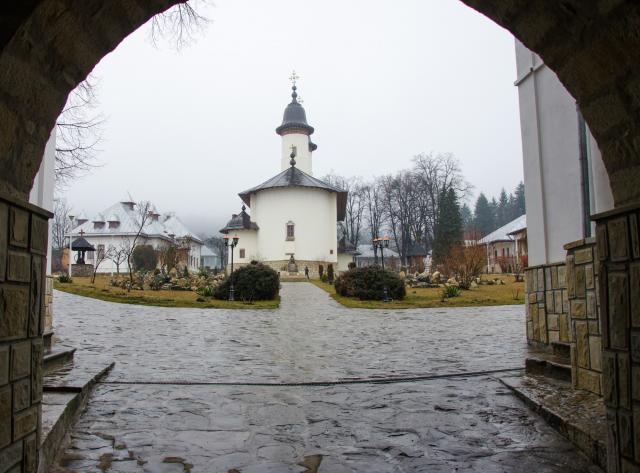 (Foto) Clipe de sfințenie la Mănăstirea Văratec