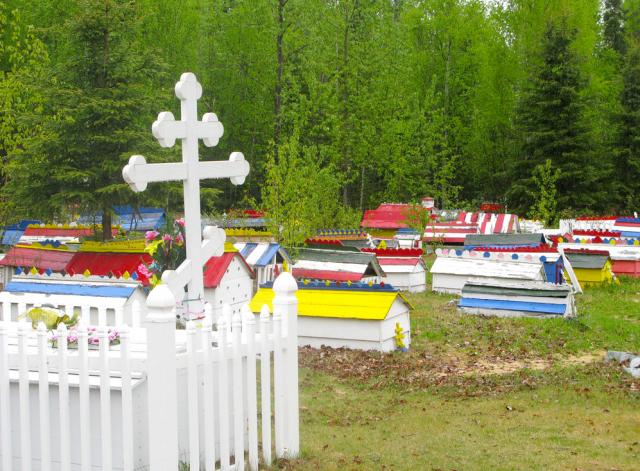 Culoare, linişte şi pace - Cimitirul vesel din Eklutna, Alaska