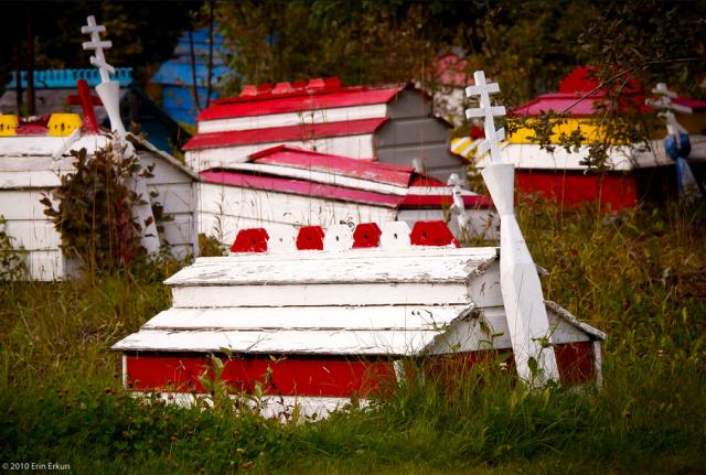 Culoare, linişte şi pace - Cimitirul vesel din Eklutna, Alaska