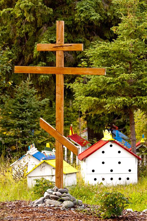 Culoare, linişte şi pace - Cimitirul vesel din Eklutna, Alaska