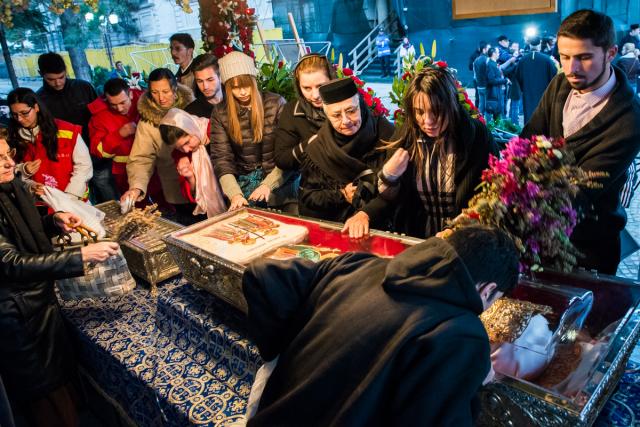 Moaștele Sfintei Cuvioase Parascheva în procesiune - galerie FOTO