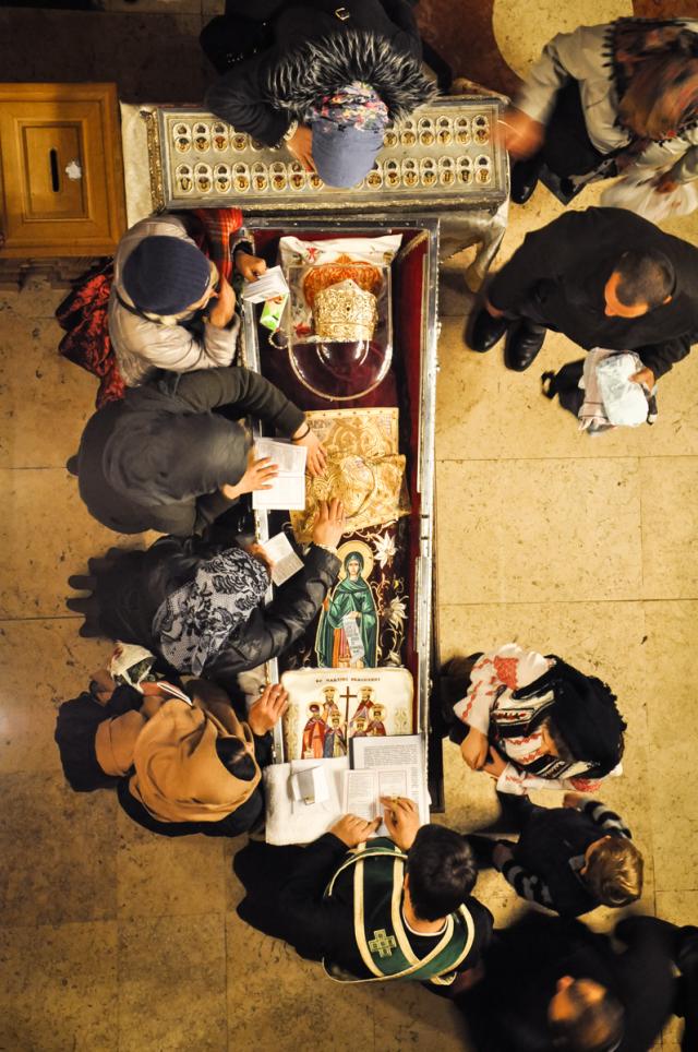 Scoaterea spre închinare a moaștelor Sfintei Cuvioase Parascheva - galerie FOTO