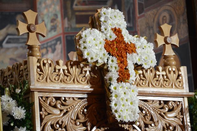 Înaltpreasfințitul Părinte „Eftimie cel Bun”, înmormântat în prezența a 10 ierarhi și a sute de preoți (GALERIE FOTO)