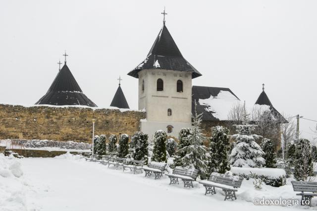 Mănăstirea Hadâmbu sub zăpadă - galerie foto