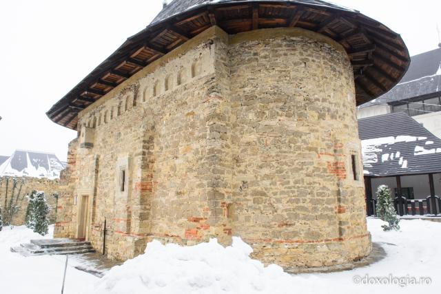 Mănăstirea Hadâmbu sub zăpadă - galerie foto