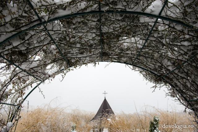 Mănăstirea Hadâmbu sub zăpadă - galerie foto