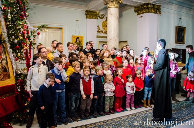 Colindători la Reședința Mitropolitană - Seniorii ASCOR Iași și copiii lor