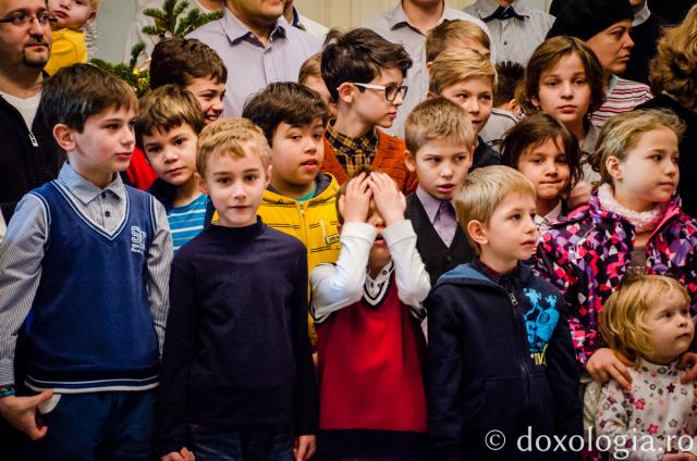 Colindători la Reședința Mitropolitană - Seniorii ASCOR Iași și copiii lor