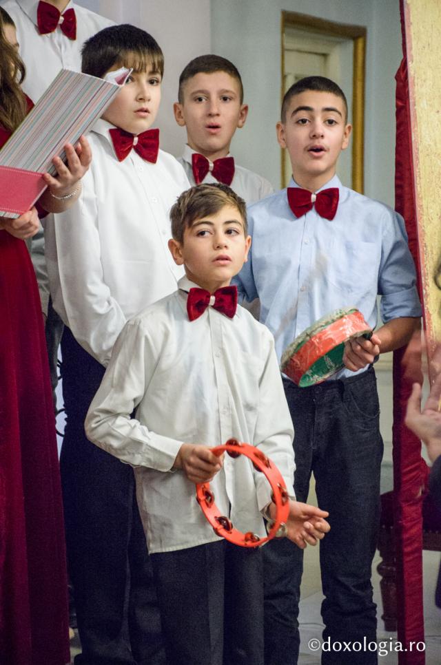 Colindători la Reședința Mitropolitană - parohia Erbiceni, județul Iași