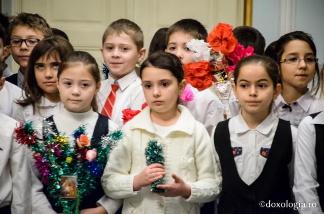 Colindători la Reședința Mitropolitană - Școala Tomești, județul Iași