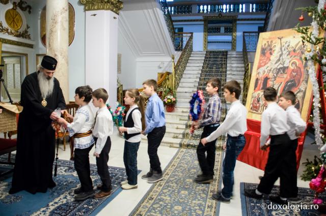 Colindători la Reședința Mitropolitană - Școala Tomești, județul Iași