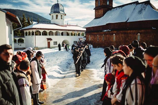 Colindători la mănăstirea Oașa - galerie FOTO