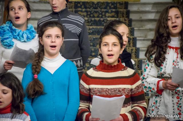 Colindători la Reședința Mitropolitană - Școala Dagata, județul Iași