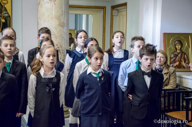 Colindători la Reședința Mitropolitană - Școala „George Călinescu” din Iași, clasa a IV-a A