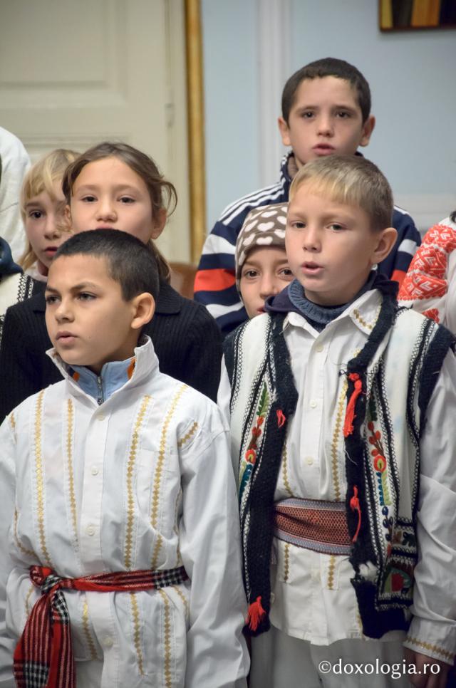 Colindători la Reședința Mitropolitană - Școala Rădeni, județul Iași