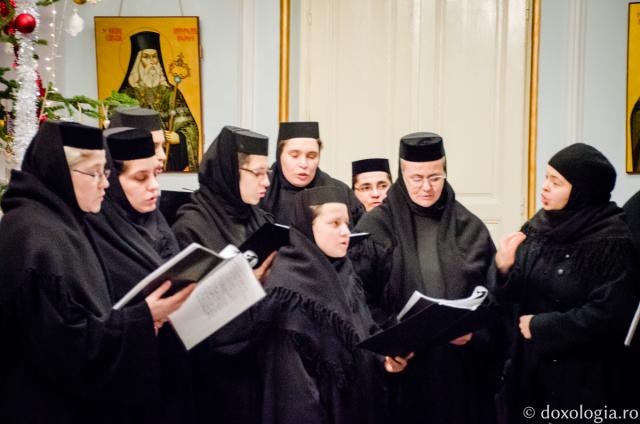 Colindători la Reședința mitropolitană - Corul maicilor de la mănăstirile Frumoasa, Galata şi Copou
