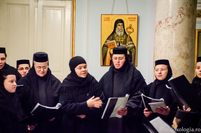 Colindători la Reședința mitropolitană - Corul maicilor de la mănăstirile Frumoasa, Galata şi Copou