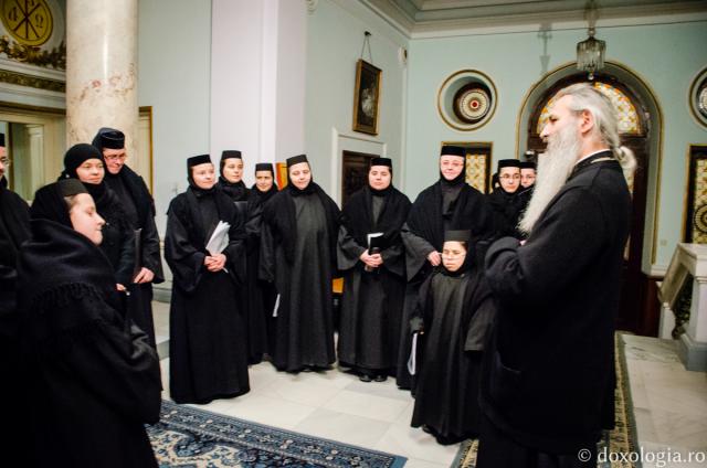 Colindători la Reședința mitropolitană - Corul maicilor de la mănăstirile Frumoasa, Galata şi Copou