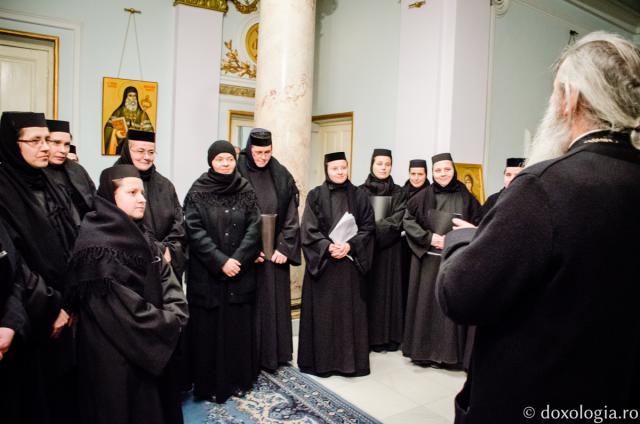 Colindători la Reședința mitropolitană - Corul maicilor de la mănăstirile Frumoasa, Galata şi Copou