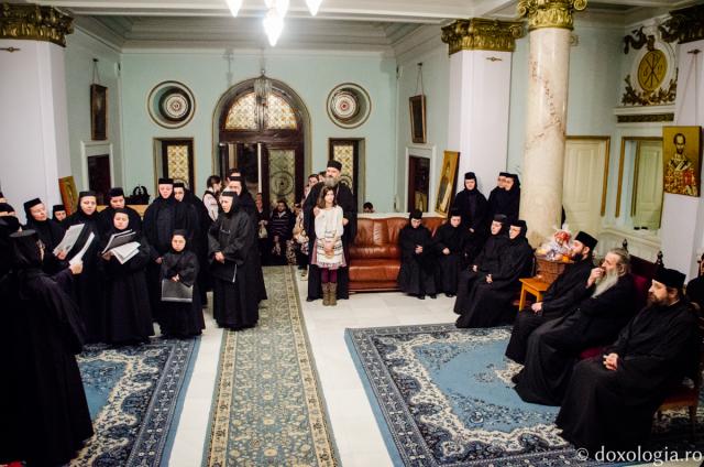 Colindători la Reședința mitropolitană - Corul maicilor de la mănăstirile Frumoasa, Galata şi Copou