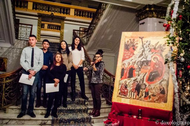 Colindători la Reședința mitropolitană - Studenţi ai Universităţii de Arte din Iaşi