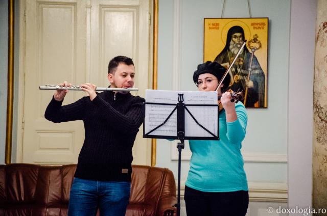 Colindători la Reședința mitropolitană - Studenţi ai Universităţii de Arte din Iaşi