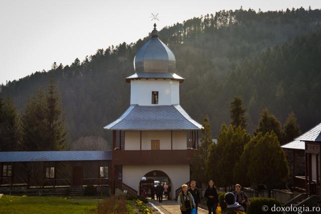 (Foto) Procesiunea de Izvorul Tămăduirii de la Mănăstirea Horaiţa către Mănăstirea Horăicioara
