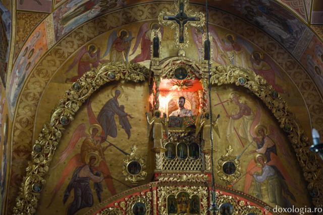 (Foto) Procesiunea de Izvorul Tămăduirii de la Mănăstirea Horaiţa către Mănăstirea Horăicioara