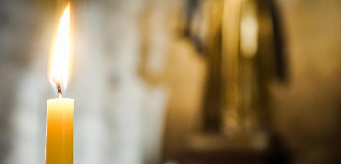 lumânare aprinsă