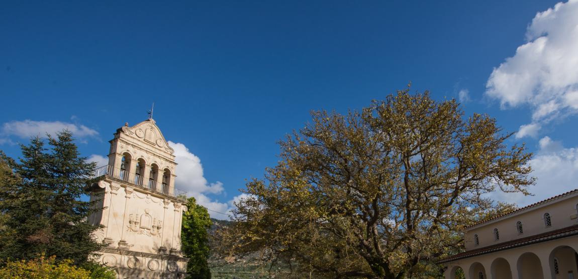 Clopotniţa mănăstirii, biserica veche şi unul din platanii sădiţi de Sfântul Gherasim