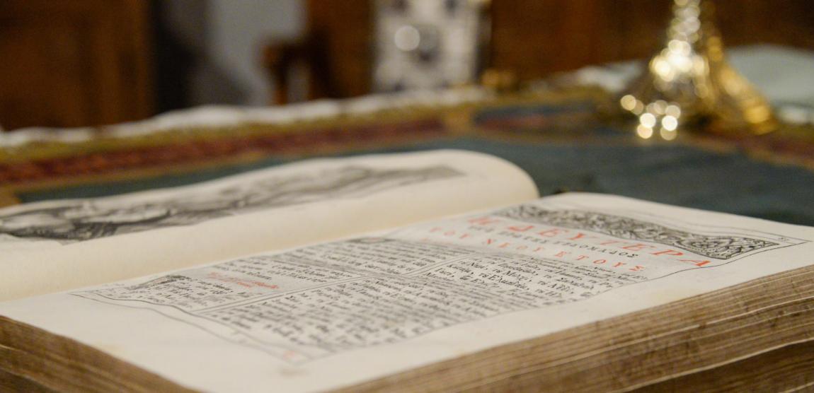 carte veche deschisă