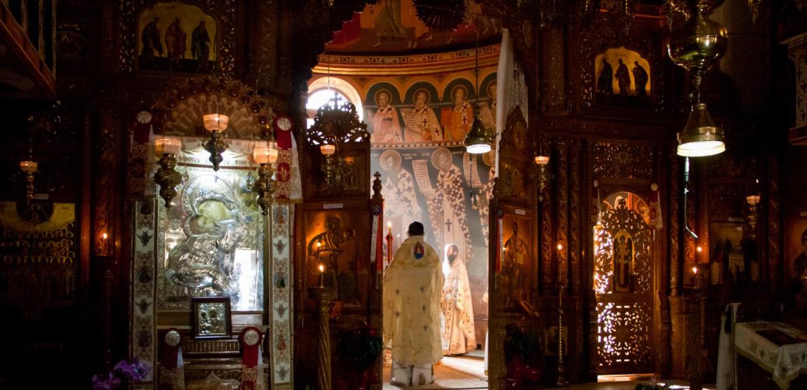 preot în Sfântul Altar