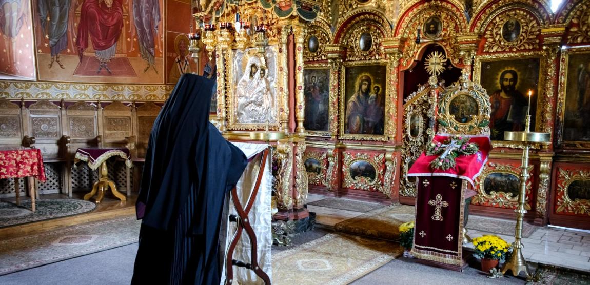 călugăr citind în mijlocul bisericii