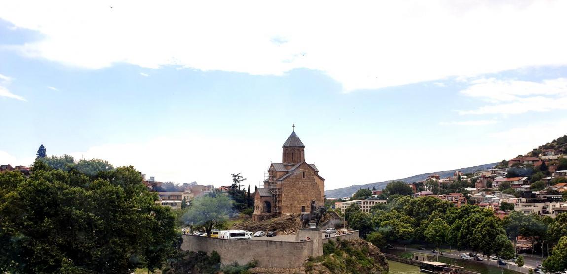 „Podul celor o sută de mii de mucenici ai Tbilisului” sau „Podul mucenicilor”