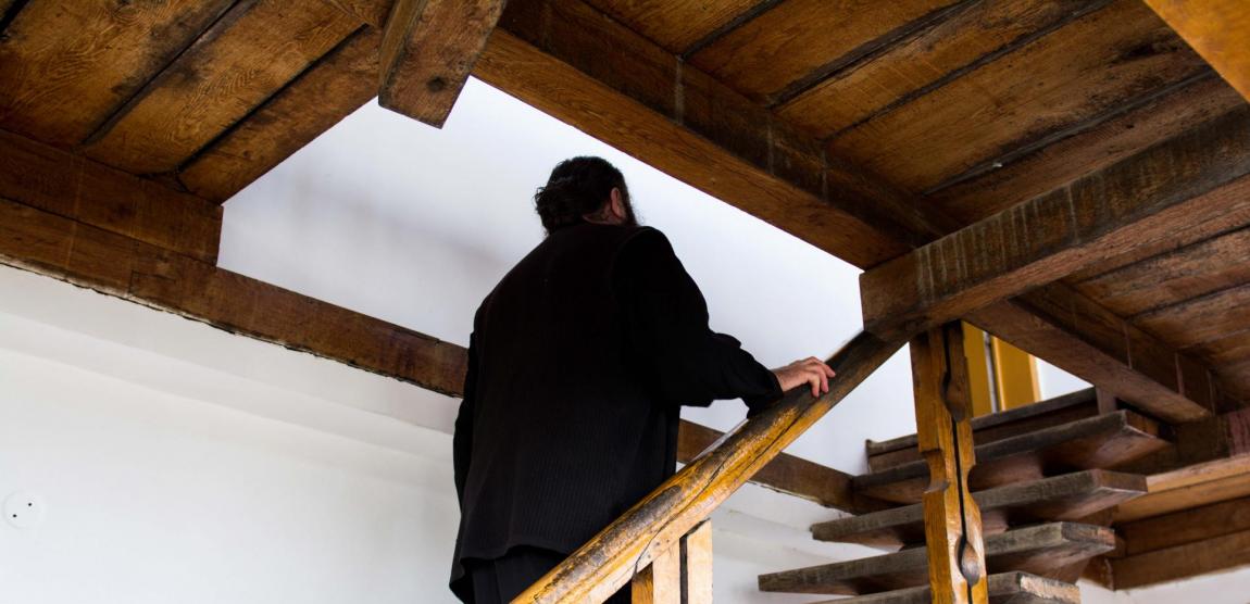 călugăr urcând pe scară