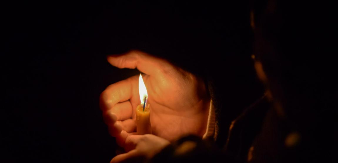 lumânare aprinsă în mână