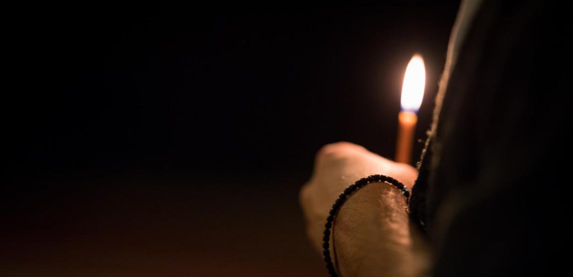 lumânare aprinsă în mână