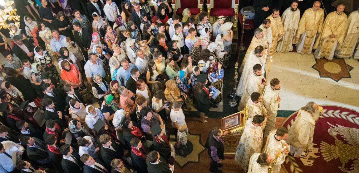 credincioși participând la Sfânta Liturghie