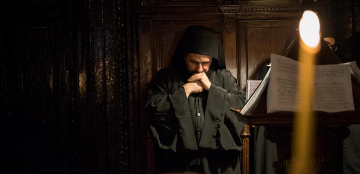 călugăr stând în strană