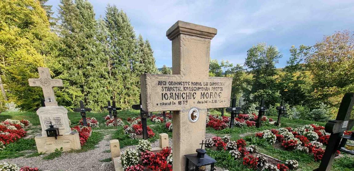 Mormântul Părintelui Ioanichie Moroi