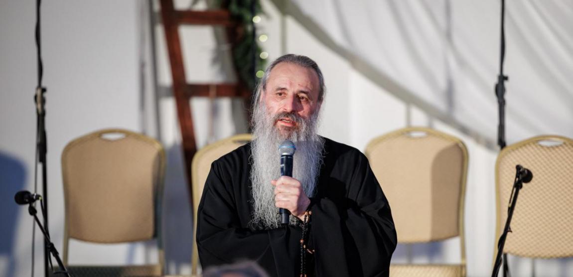 Îndemnul IPS Teofan la Concertul de colinde de la Iași: „Să deschidem ușa fiecărui colindător care bate la ușă, căci cine știe cum va fi și anul care vine?”
