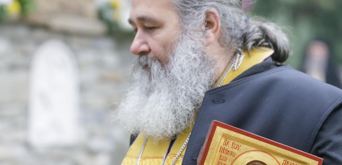 De la fotografia evitată la icoana strânsă la piept – cum am ajuns să-l cunosc pe Sfântul Arsenie de la Prislop