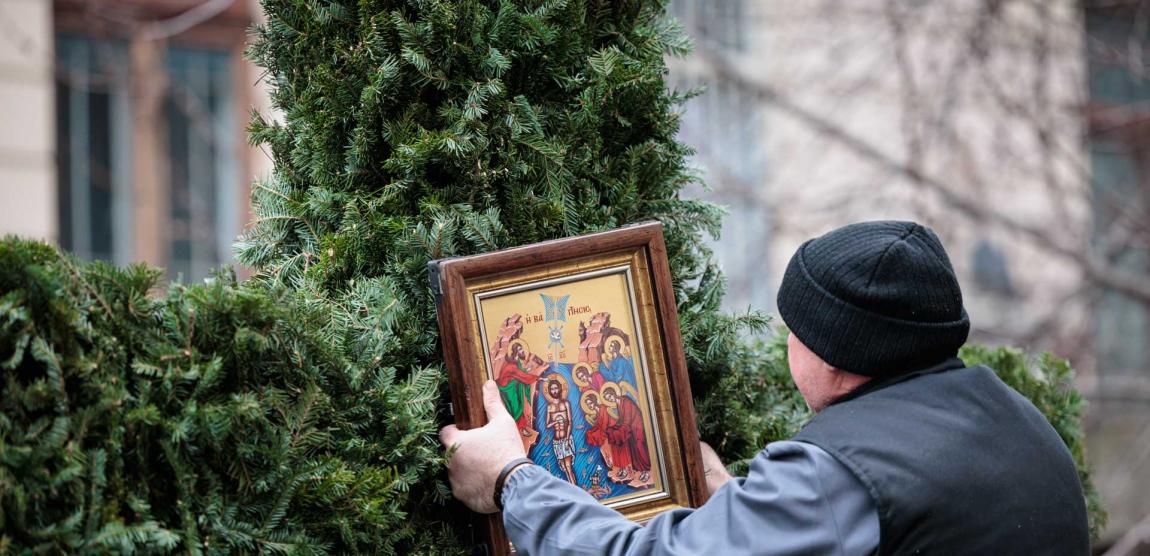 (Foto) Veșmânt din cetină și crizanteme: Cum a fost împodobită Crucea de Bobotează la Catedrala Mitropolitană din Iași